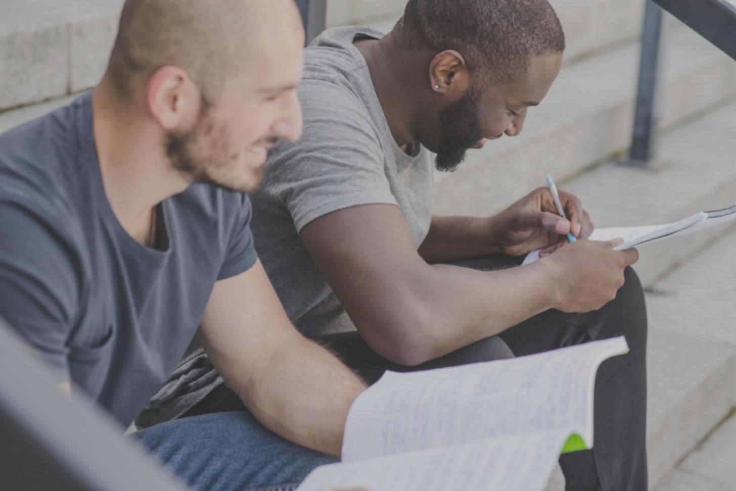 Estudiante aprendiendo conceptos de opciones financieras